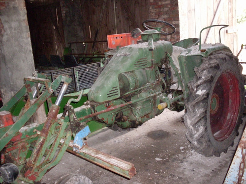 alter Traktor als historisches Ausstellungsstück